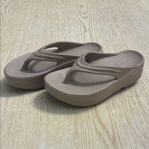 Women’s OOfos OOmega OOlala Platform Flip Flop Sandals (Tan/Beige)